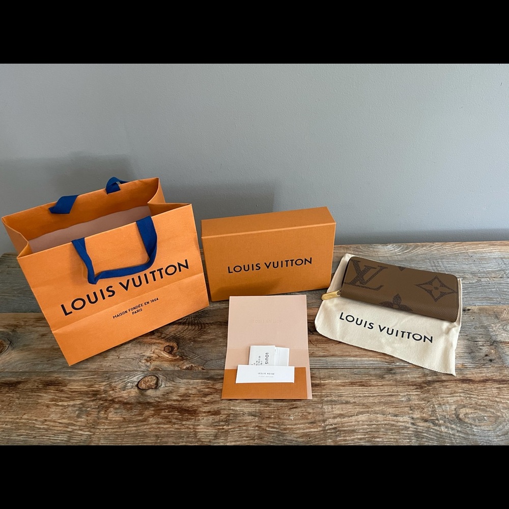 LOUIS VUITTON ZIPPY- Giant Monogram Reverse